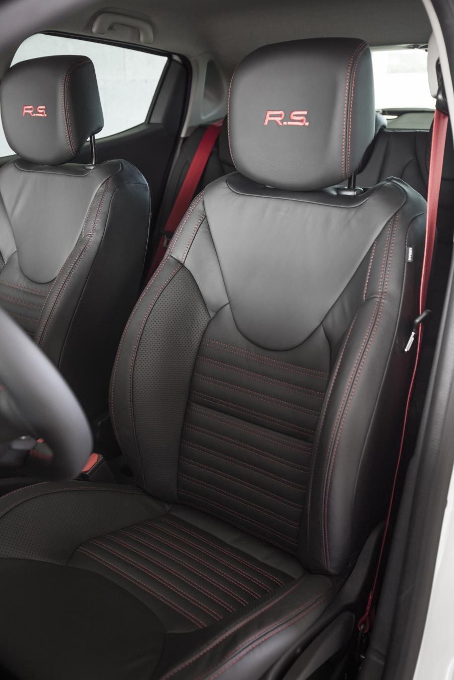 Интерьер Renault Clio R.S. 220 Trophy 2016 года  (фото 17 из 25)